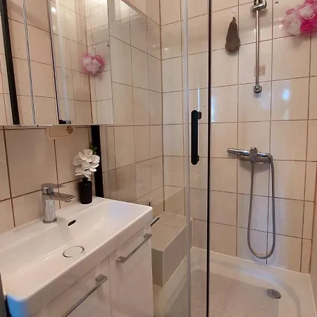 комната в трёхкомнатной квартире Homestay *